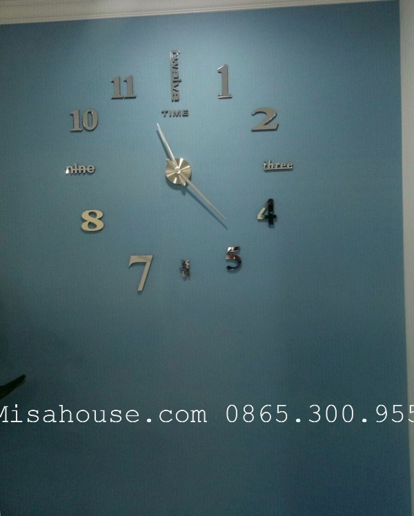 Đồng hồ mica dán tường số cách điệu size lớn 1m – 1.2m màu bạc phản quang, đẹp, sang trọng