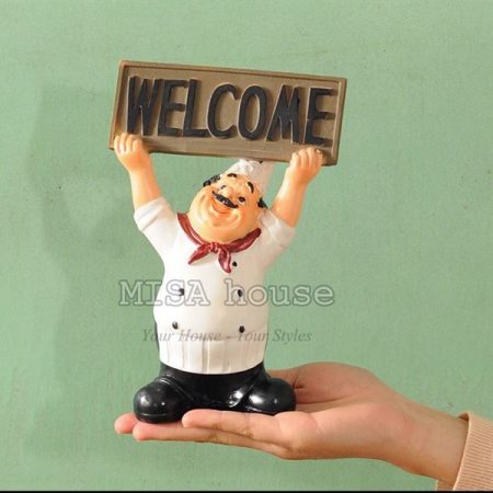 Tượng đầu bếp giơ bảng welcome