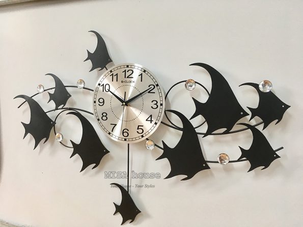 Hình thật góc chụp nghiêng của đồng hồ treo tường cao cấp hình đàn cá bơi màu đen siêu đẹp – đồng hồ nghệ thuật hiện đại kim trôi loại 1