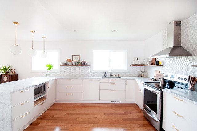 Mẫu căn phòng nhà bếp đẹp màu trắng hiện đại được cải tạo thêm không gian và mang phong cách mới