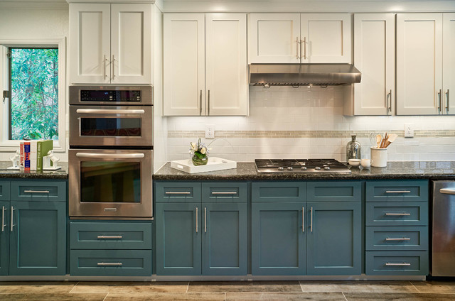 Căn phòng nhà bếp đẹp thiết kế ấn tượng với 2 tông màu trắng và xanh cổ vịt hải quân