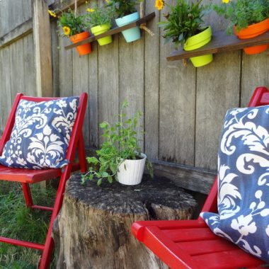 DIY: Cách để tự làm kệ gỗ treo tường trang trí có chậu cây hoa xinh xắn