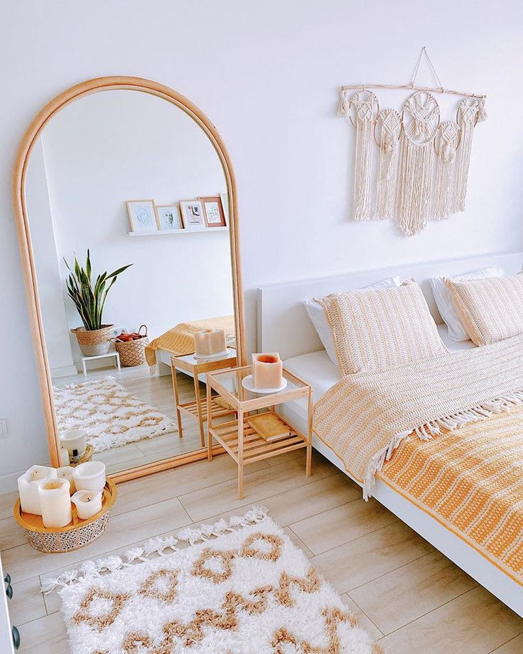 Gương đứng chống tường giúp trang trí phòng ngủ đẹp đơn giản hiện đại hơn