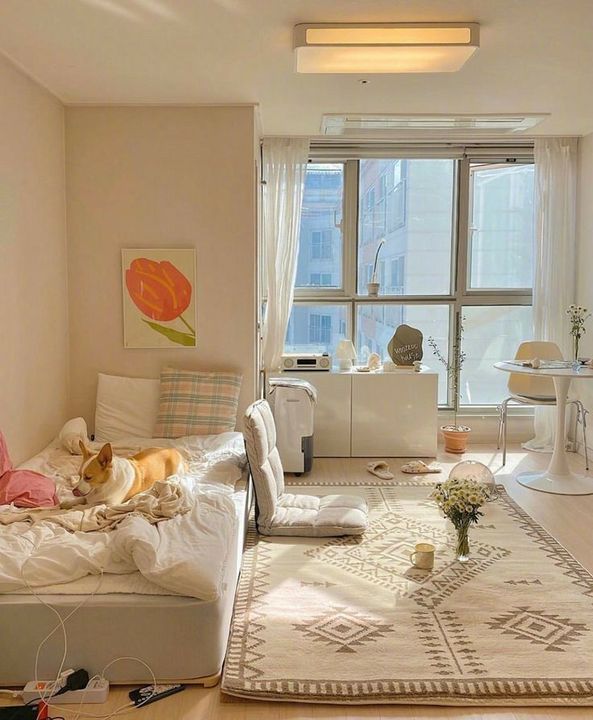 Hãy trang trí decor phòng ngủ bằng hoa lá giả và tranh treo tường cho sinh động căn phòng ngủ nhỏ cute của bạn nhé.