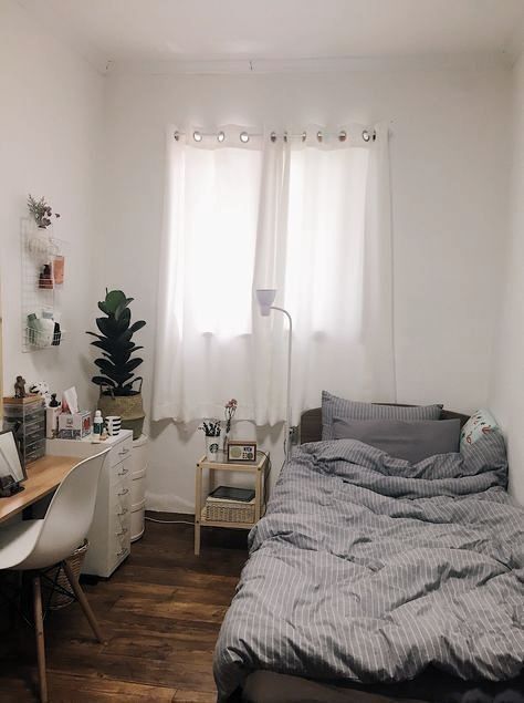 Mẫu phòng ngủ kiểu Hàn màu trắng xám đẹp này các bạn nam cũng có thể học hỏi để decor thiết kế.