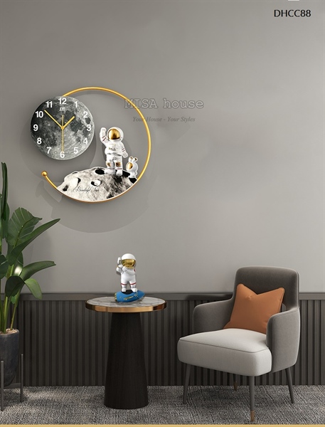 Đồng hồ treo tường đẹp hình phi hành gia màu xám phong cách hiện đại decor tường